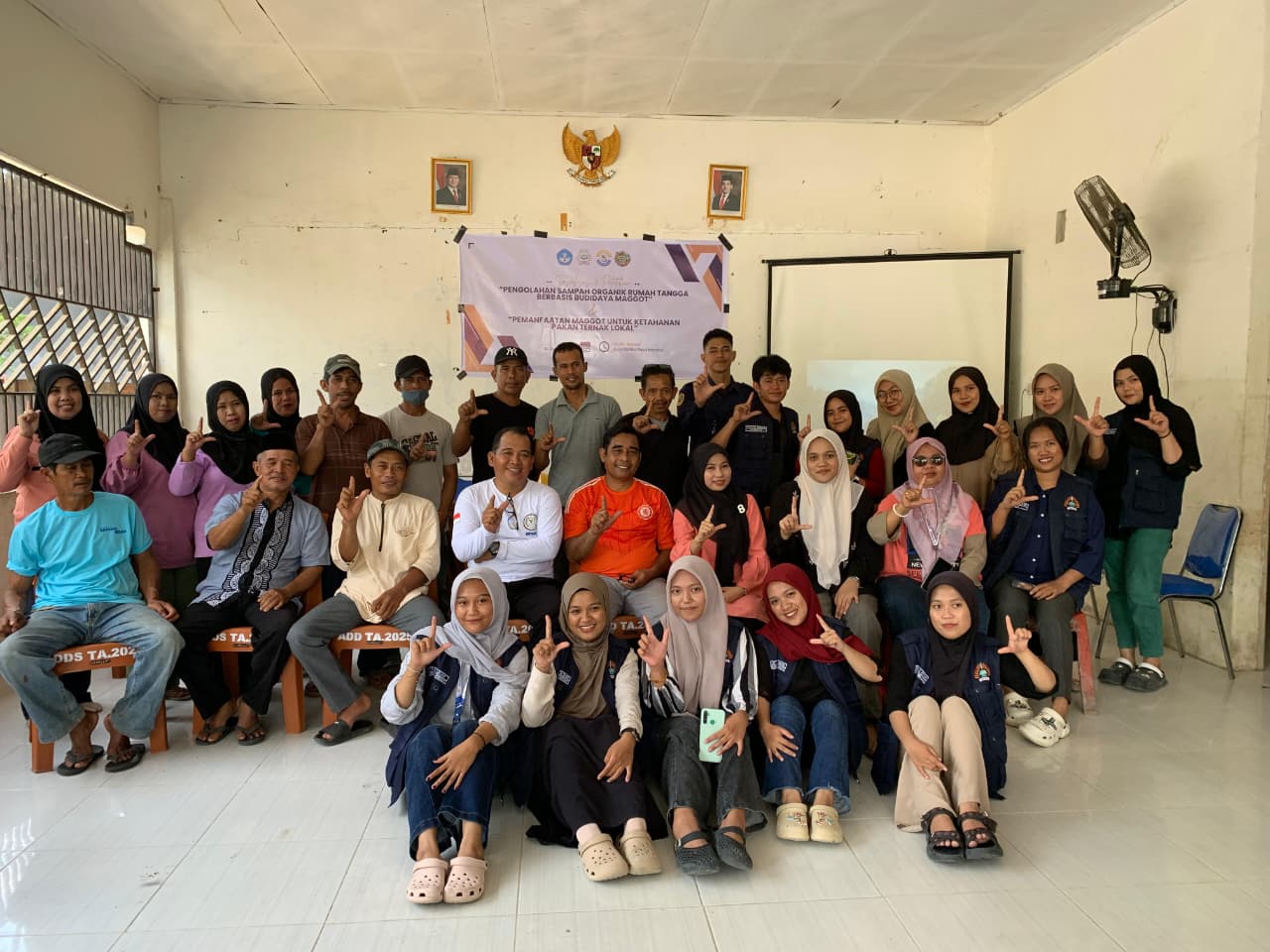 Mahasiswa KKN Universitas Al Asyariah Mandar Angkatan XLI Gelar Sosialisasi dan Pelatihan Pengolahan Sampah Organik Berbasis Budidaya Maggot Di Desa Mambu